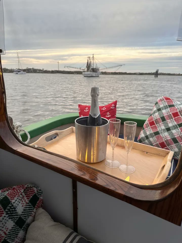 Brunch on the boat with champagne